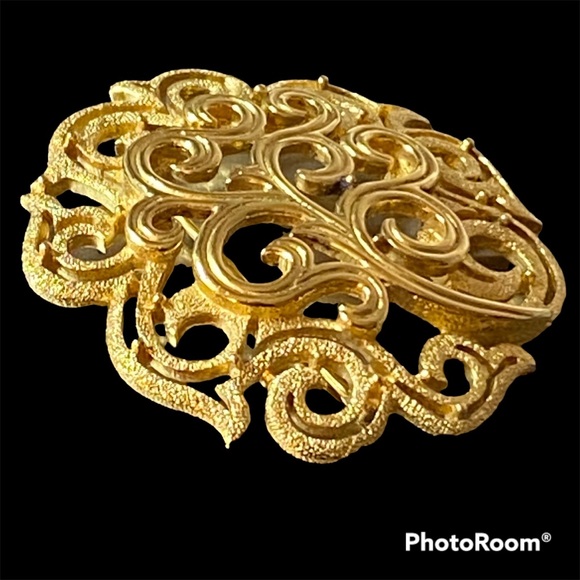 Vintage Crown Trifari Gold Etruscan Scroll Medallion Mid Century Brooch - Picture 7 of 12